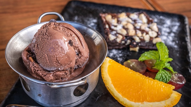 Fonduta di cioccolato delizioso gelato dolce