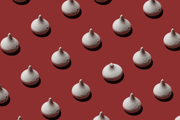 Photo delicious sweet meringues on red background pattern