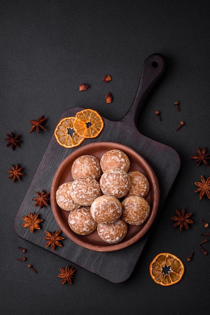 Photo delicious sweet round gingerbread with jam inside