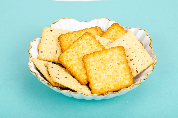 파란색 배경에 맛있는 달콤하고 맛있는 쿠키. 스튜디오 사진