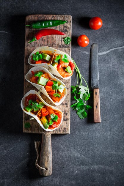 아보카도 라임과 토마토 소스를 곁들인 맛있는 타코