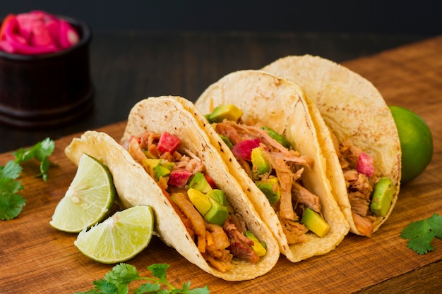 Photo delicious tacos on wooden board