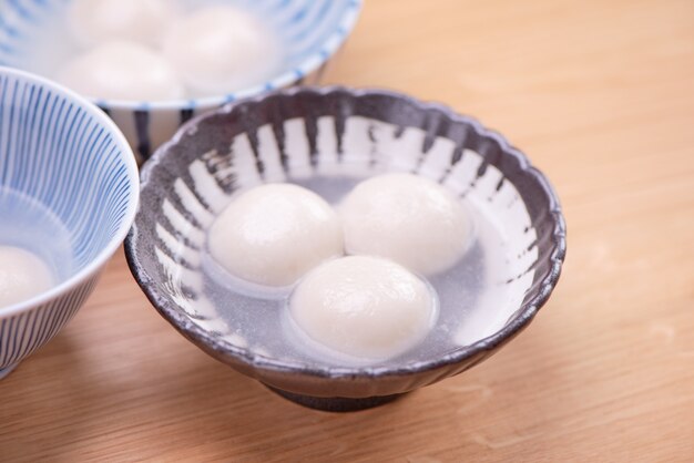Вкусный тан юань, юаньсяо в маленькой миске. Традиционный праздничный шар пельменей риса еды с начинкой для китайского фестиваля фонарей, заделывают.