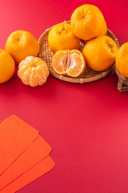 Вкусный мандарин, изолированные на красном фоне