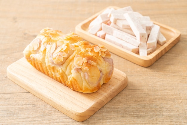 Delizioso pane tostato taro su tavola di legno