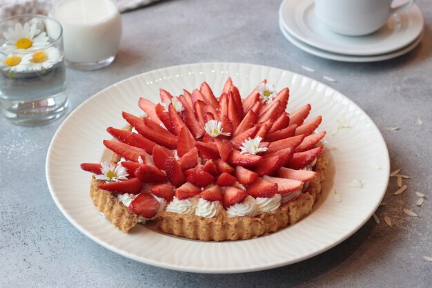 Foto crostata deliziosa con panna e fragole fresche