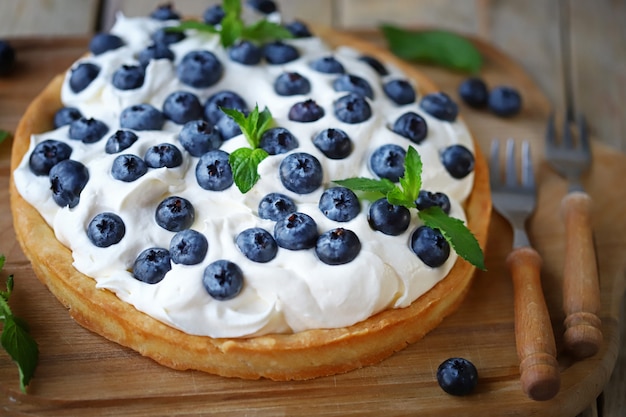 Delicious tart with vanilla cream and blueberries