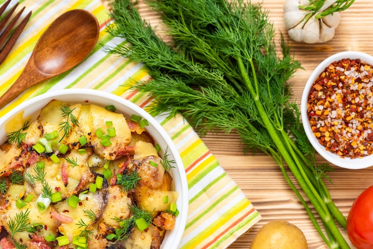 Фотография вкусный тартифлет с травами и овощами над деревянным столом. вид сверху.