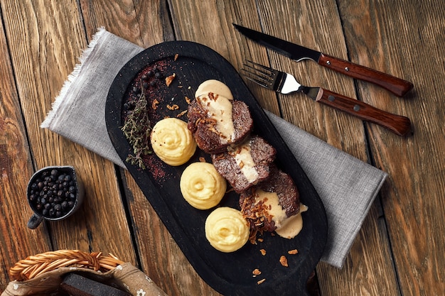 Foto deliziosa braciola di maiale tenera con purè di patate, cucina tradizionale italiana