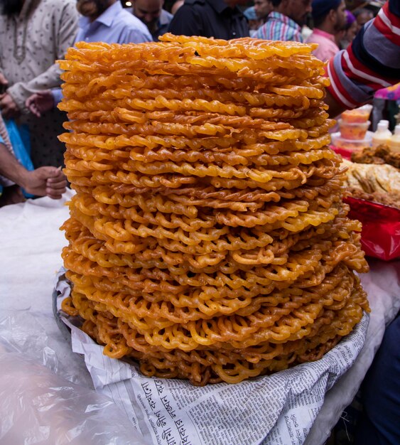 Delicious Testy zoete gefrituurde jalebi die te koop wordt aangeboden op een straatvoedselmarkt in Dhaka, Bangladesh