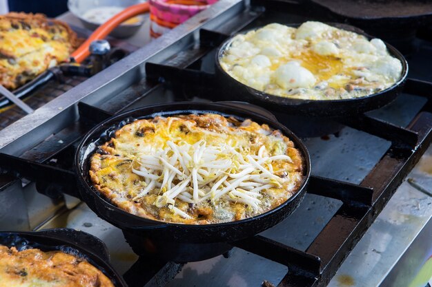 Foto delizioso gamberetto noodle tailandese con frittura di ostriche, che è il cibo popolare in thailandia