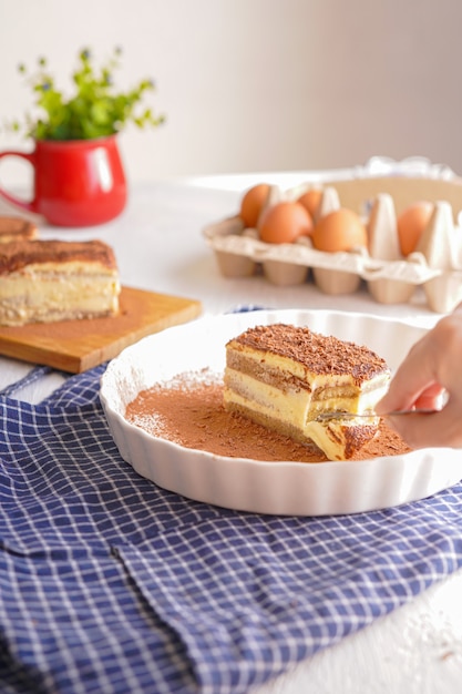 Foto delizioso tiramisù - dolce tradizionale italiano a base di mascarpone e biscotti