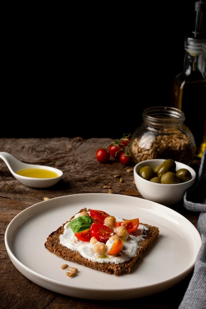 Foto deliziosa fetta di pane tostato con pomodorini copia spazio