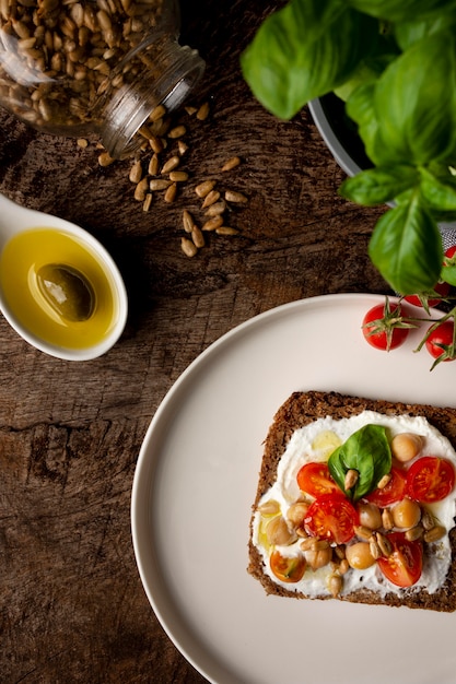 Foto deliziosa fetta di pane tostato con pomodorini