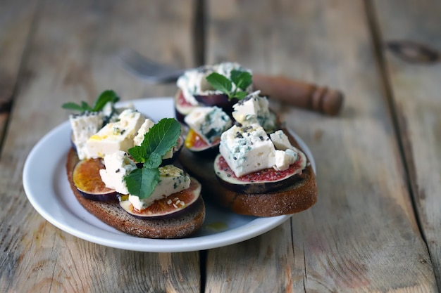 Delicious toast with gorgonzola cheese and figs