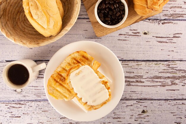 녹은 버터와 크림 치즈를 곁들인 맛있는 구운 빵 커피 브라질 조식