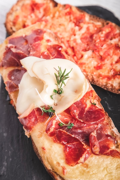 Deliziosa tortilla ripiena di formaggio con prosciutto iberico. immagine verticale