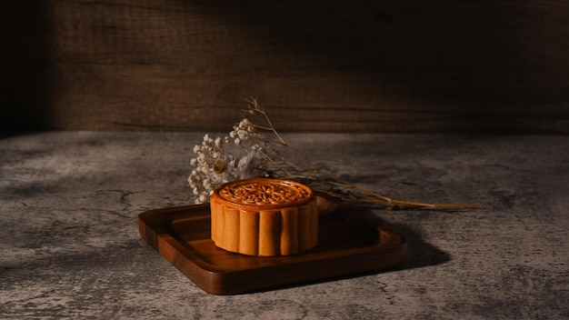 Deliziosa torta lunare tradizionale su vassoio di legno festa di metà autunno e dessert tradizionale cinese