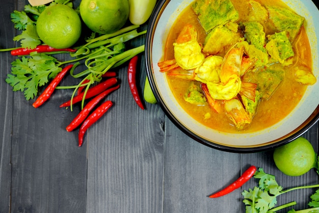 사진 맛있는 전통 태국 음식, 새우와 오믈렛이 혼합 된 신 수프 카레