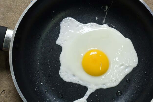 맛있는 전통 태국 음식, 냄비에 뜨거운 오믈렛