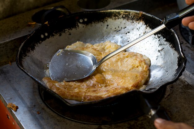 맛있는 전통 태국 음식, 냄비에 뜨거운 오믈렛