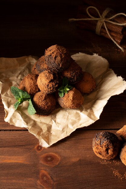 Foto delizioso pasto al tartufo ad alto angolo