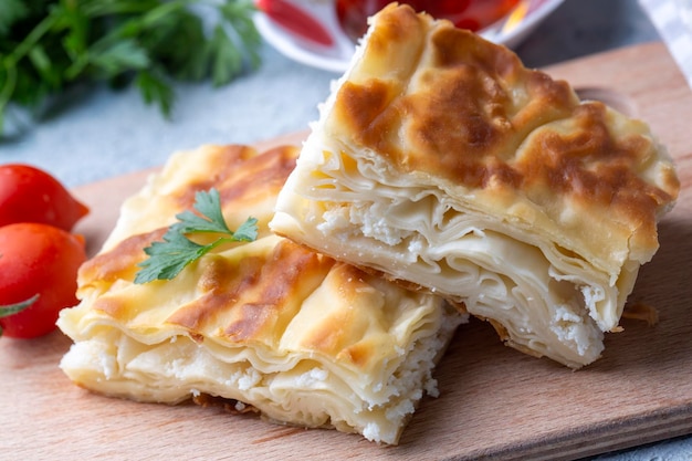 Foto delizioso cibo turco vassoio di pasticceria nome turco su boregi