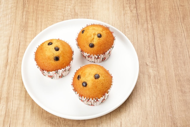 Photo delicious vanilla muffins with choco chips