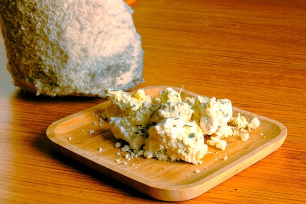 Deliziose varietà di formaggio o cheddar in piedi sul tavolo