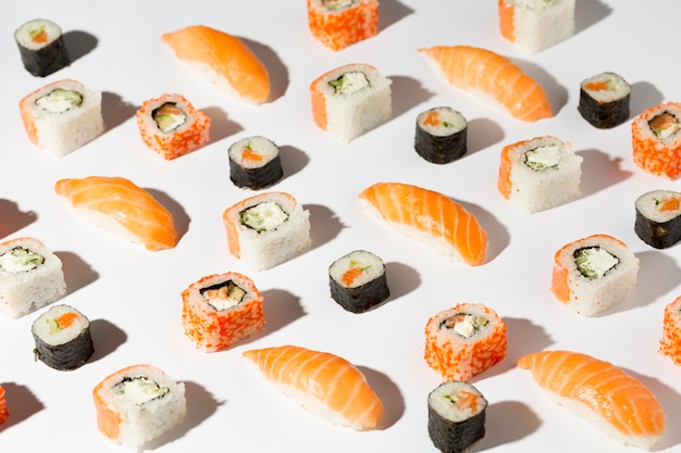 Foto deliziosa varietà di sushi