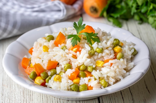 Foto delizioso pilaf di riso vegetale con piselli verdi, carote e mais dolce nome turco sebzeli pilav