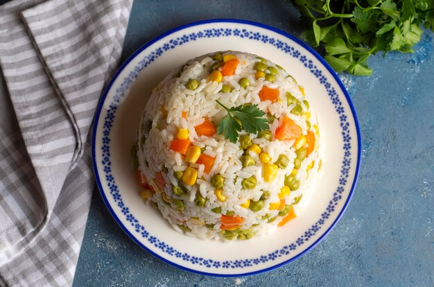 Foto delizioso pilaf di riso vegetale con piselli verdi, carote e mais dolce nome turco sebzeli pilav