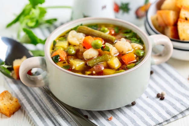 Foto deliziosa zuppa di verdure in una ciotola messa a fuoco selettiva concetto di cucina vegetariana