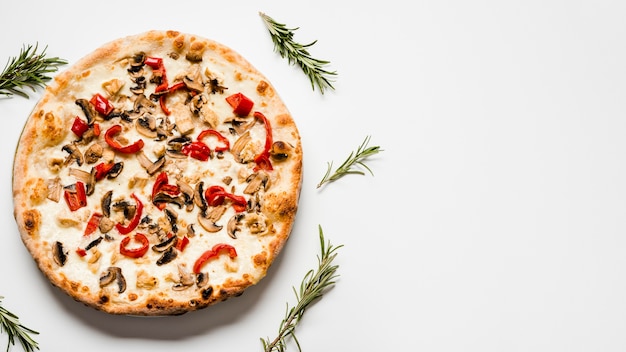 Фото Вкусная вегетарианская пицца копией пространства