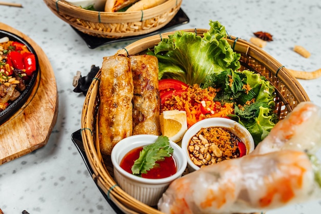 Вкусная вьетнамская еда, включая блинчики с начинкой из лапши Фога на белом фоне