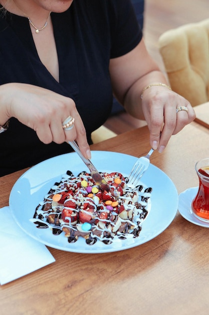 チョコレートソースの美味しいワッフル