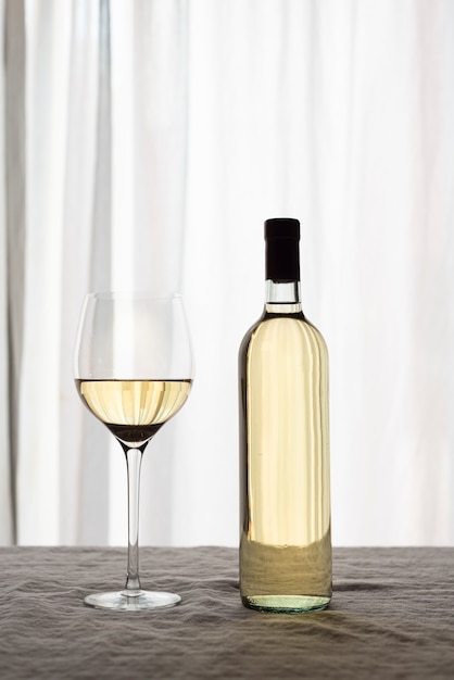 Deliziosa bottiglia bianca di vino e vetro
