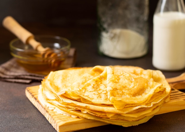 Foto vista frontale di deliziosi dessert crepe invernali