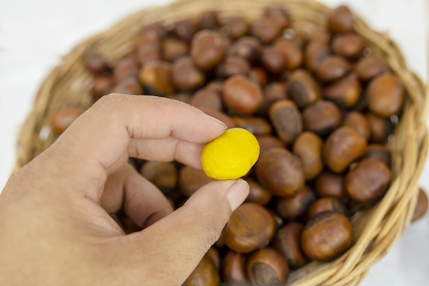 Foto deliziose castagne gialle dalla natura