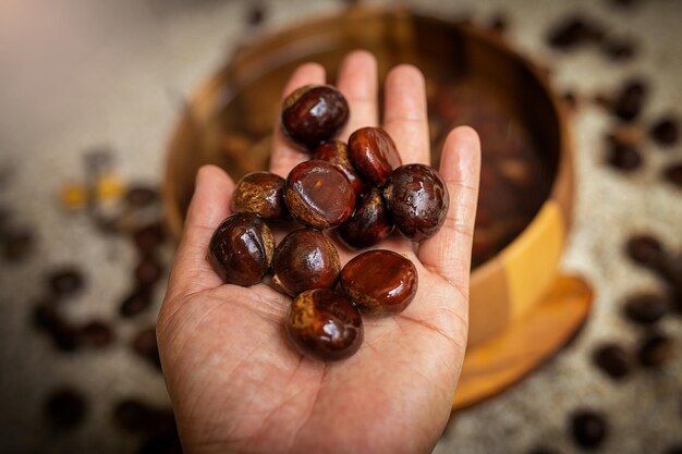 Foto deliziose castagne gialle dalla natura