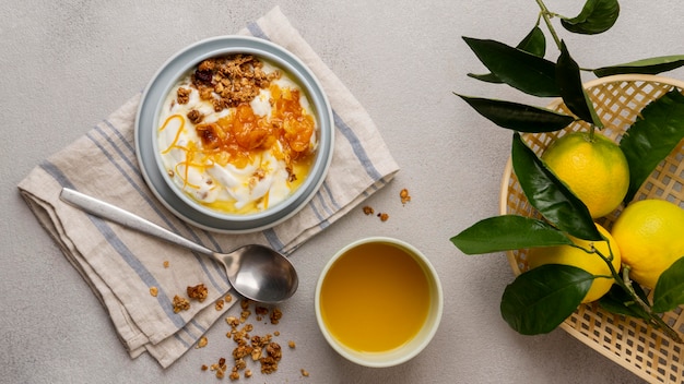 Photo delicious yogurt with lemon peel and honey