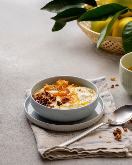 Photo delicious yogurt with lemon peel and honey