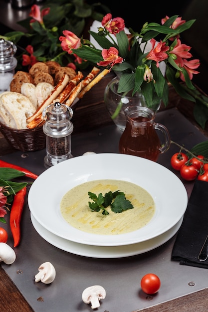 Deliziosa zuppa di crema di zucchine