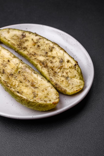 おいしいズッキーニを半分に切り、塩スパイスとハーブで焼きました