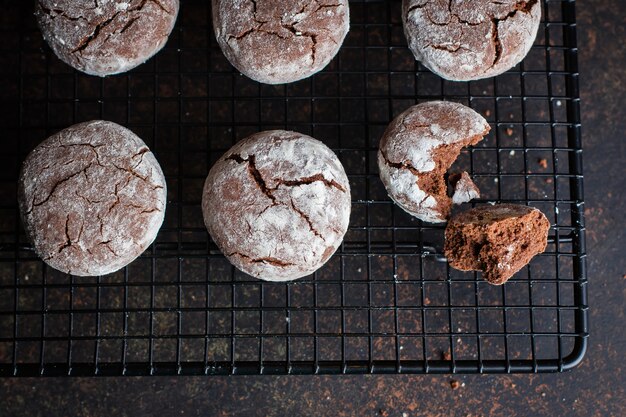 Photo deliciouse homemade chocolate crinkle cookies with powdered sugar icing grate for cooling