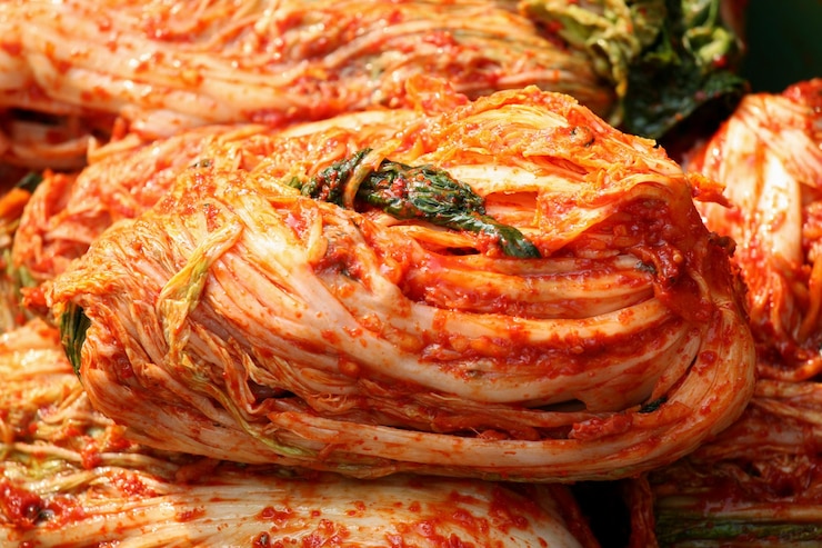 Photo deliciously marinated fresh cabbage and kimchi