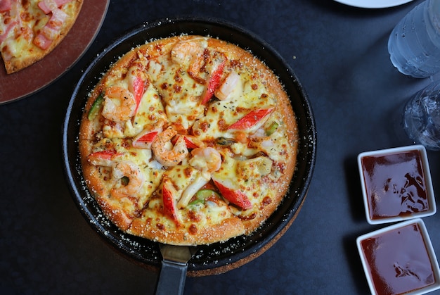 Photo deliciousseafood pizza in tray on table