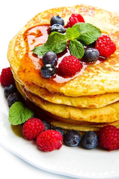 Deliciuos pannenkoek met vers fruit op wit