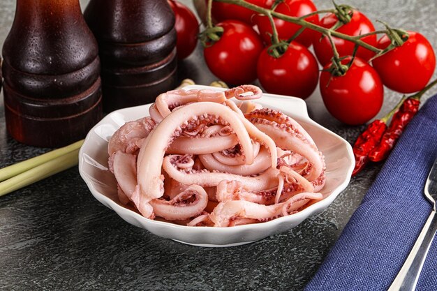 Вкусные маринованные щупальца кальмара в миске