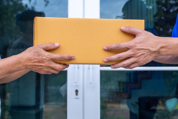 Deliver packages to recipients quickly, complete products, impressive services.